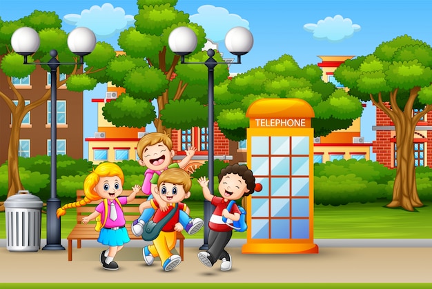 Crianças felizes correndo e rindo no parque da cidade