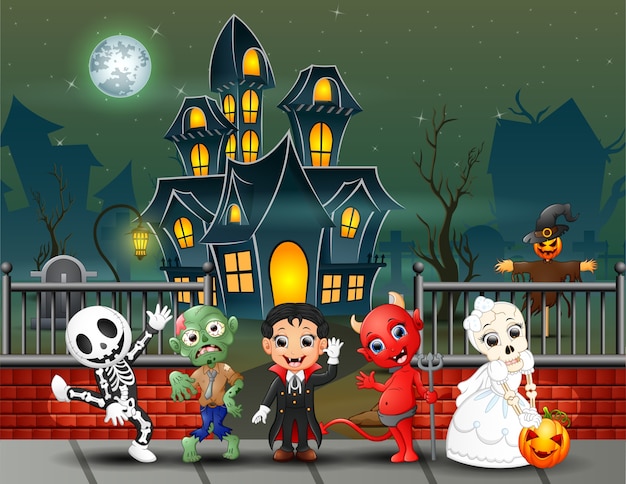 Crianças felizes dos desenhos animados no dia de halloween