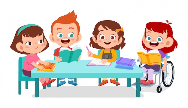 Crianças felizes estudando juntos