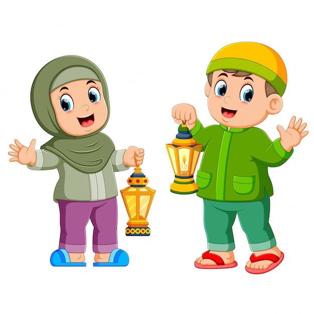 Crianças muçulmanas segurando a lanterna