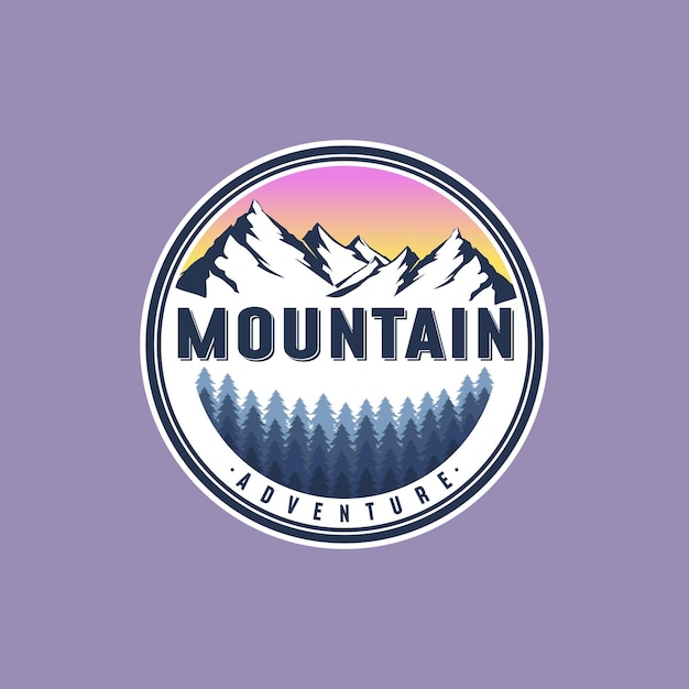 Design de logotipo ao ar livre de aventura na montanha