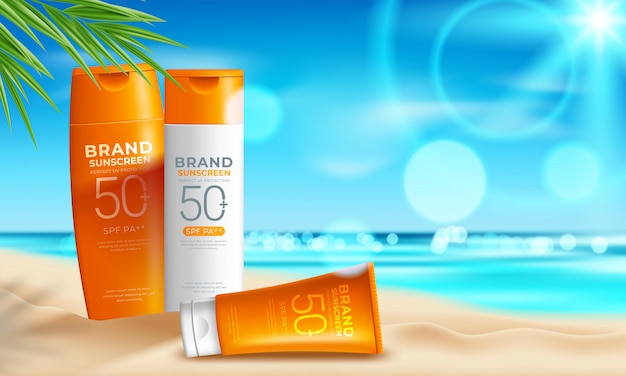 Vetor design de produtos cosméticos de proteção solar com creme hidratante, sol e o fundo da praia