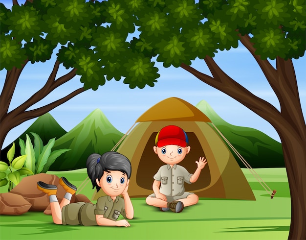 Vetor duas crianças acampando na floresta ilustração