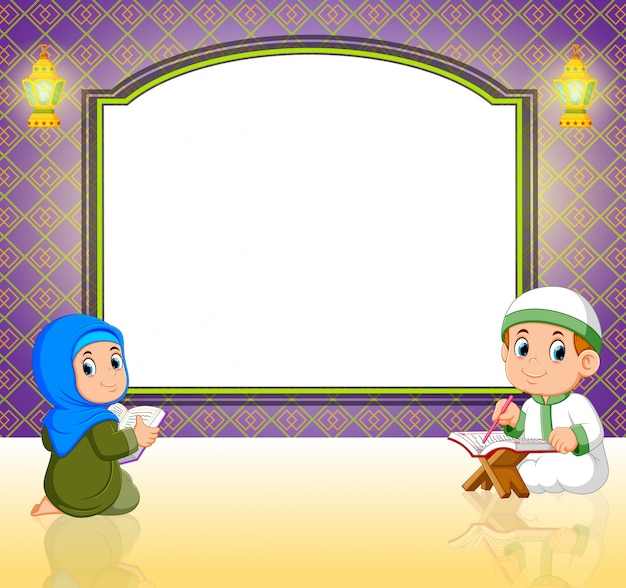 Duas crianças estão lendo al quran na frente do quadro em branco