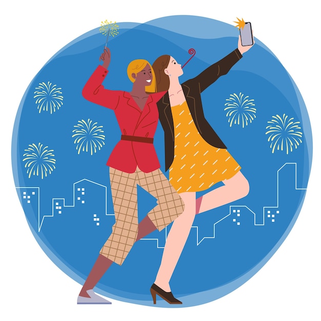Duas mulheres festejam juntas enquanto tiram selfies e seguram fogos de artifício em um cenário de fogos de artifício e a cidade à noite