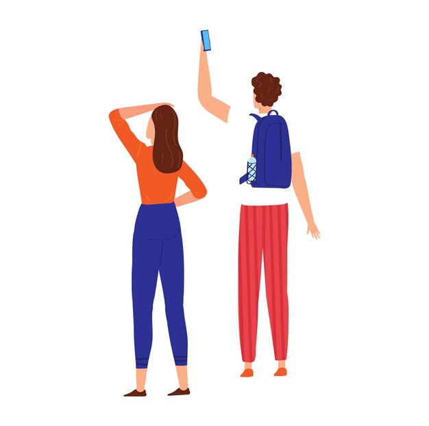 Duas pessoas tirando uma selfie de uma mulher com a mão no quadril, um homem segurando o telefone, roupas casuais em postura de pé.