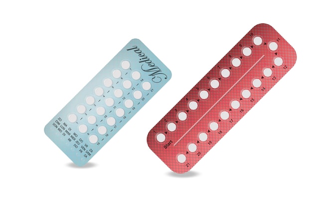 Vetor embalagem de pílulas anticoncepcionais em vermelho azul pílula anticoncepcional pílulas hormonais pílulas anticoncepcionais contracepção oral feminina planejando o conceito de gravidez blister realista com pílulas anticoncepcionais