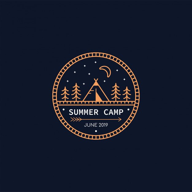 Emblema do acampamento na floresta. Ilustração de linha. Trekking, emblema de acampamento.