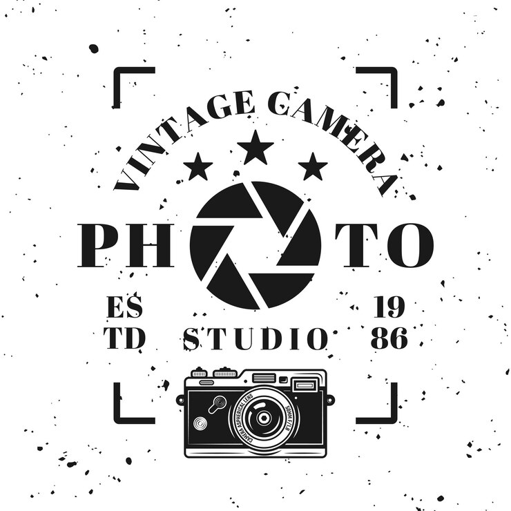Emblema tipográfico, etiqueta, crachá ou logotipo de estúdio de fotografia em estilo vintage monocromático isolado no fundo com textura removível de grunge