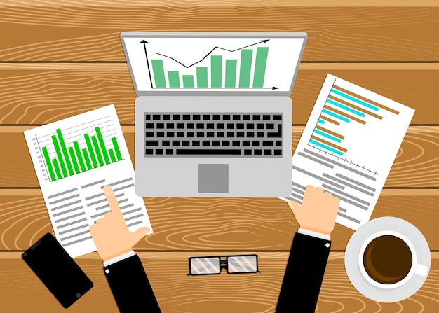 Empresário, analisando o local de trabalho de taxa econômica com laptop