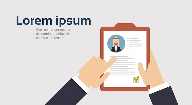 Empresário árabe cv em uma área de transferência