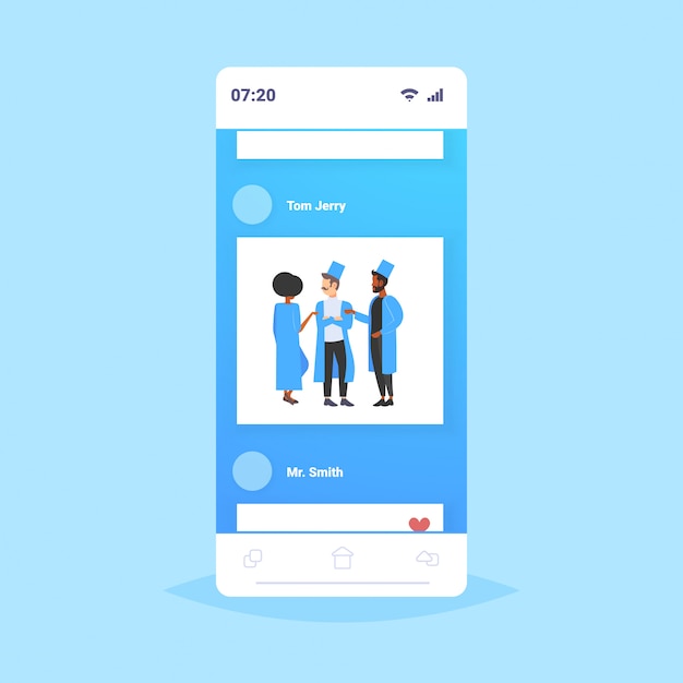 Equipe de médicos de raça mista discutindo durante reunião colegas de equipe médica em uniforme permanente trabalho em equipe medicina conceito de saúde smartphone tela móvel app comprimento total