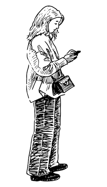 Esboço de jovem mulher da cidade de pé e olhando para o smartphone ao ar livre vetor desenhado à mão.
