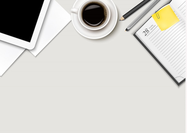 Espaço de trabalho do escritório - café, tablet, papel e algumas canetas.