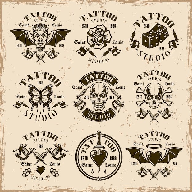 Estúdio de tatuagem com nove emblemas de vetor, etiquetas, distintivos ou estampas de camisetas em estilo vintage em fundo sujo com manchas e texturas grunge