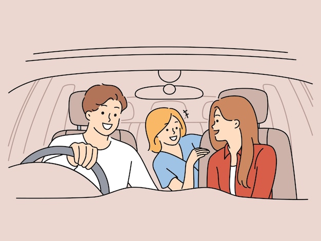 Família feliz com criança no carro