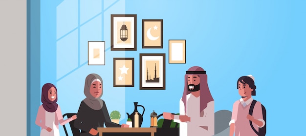 família muçulmana, comemorando, ramadan kareem, mês sagrado, sala interior, árabe, pais, e, crianças, em, roupa tradicional, passar tempo, junto, apartamento, horizontal, retrato