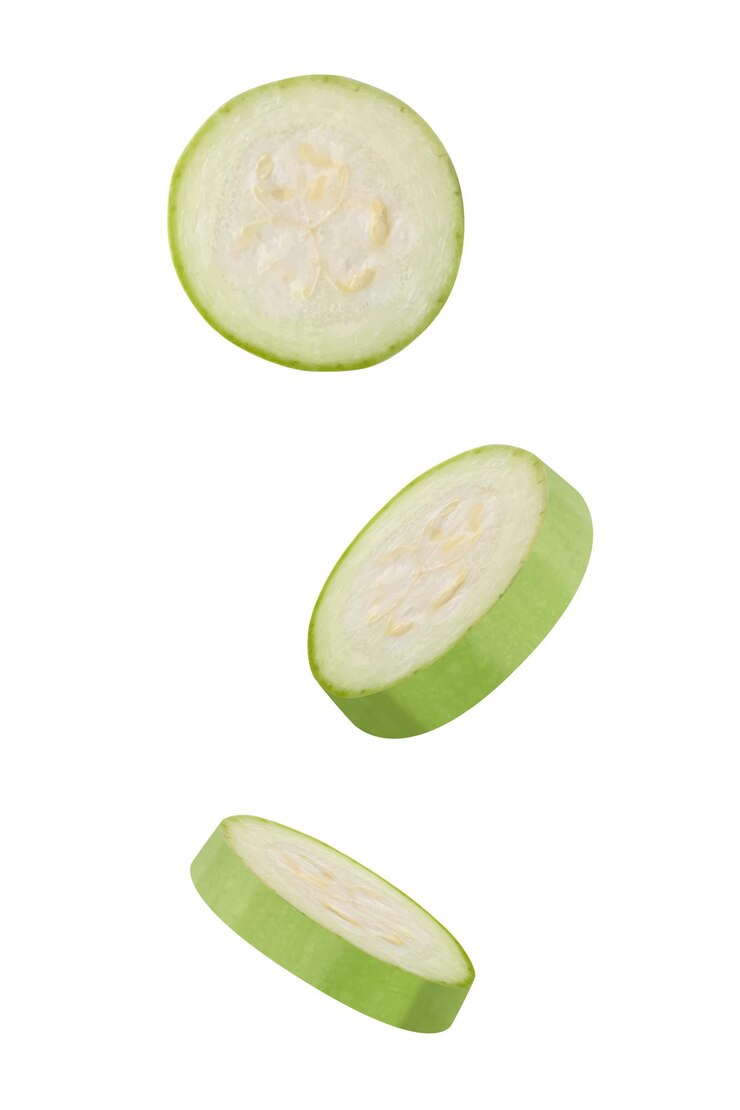 Vetor fatias de abóbora de medula voadora isoladas em fundo branco pedaços caindo de vegetais de medula podem ser usados para publicidade, embalagem, cartazes, banners, impressão vetorial 3d realista