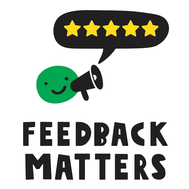 Vetor feedback é importante cara verde feliz com megafone revisão de classificação de 5 estrelas ilustração plana
