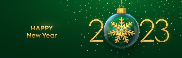 Feliz ano novo 2023 números 3d de metal dourado 2023 com floco de neve 3d brilhante em ouro em uma bugiganga de vidro de natal cartão de felicitações feriado xmas e ano novo cartaz banner flyer ilustração vetorial