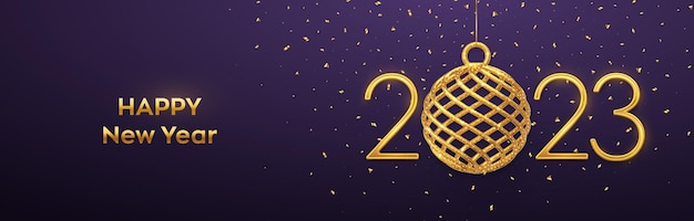 Feliz ano novo 2023 pendurado números metálicos dourados 2023 com bola de ouro 3d brilhante e confete em fundo roxo modelo de cabeçalho de banner de cartão de saudação de ano novo ilustração vetorial