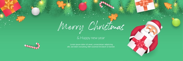 Feliz Natal e Feliz Ano Novo. Galhos de árvores de Natal decorados com doces, caixas de presente e bolinhas. Há o Papai Noel segurando uma caixa de presente e decorada com fundo verde.