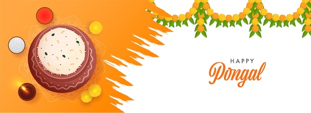 Feliz pongal celebration banner ou design de cabeçalho com vista superior do arroz pongali em pote de lama iluminado lâmpada de óleo diya floral guirlanda toran em fundo laranja e branco