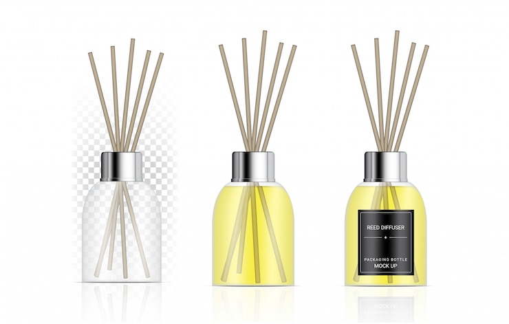 Frasco de difusor transparente brilhante Reed com publicidade de marca de produto de óleo de perfume. Relaxe mercadoria ilustração de fundo. Projeto de conceito de cuidados de saúde e terapia.