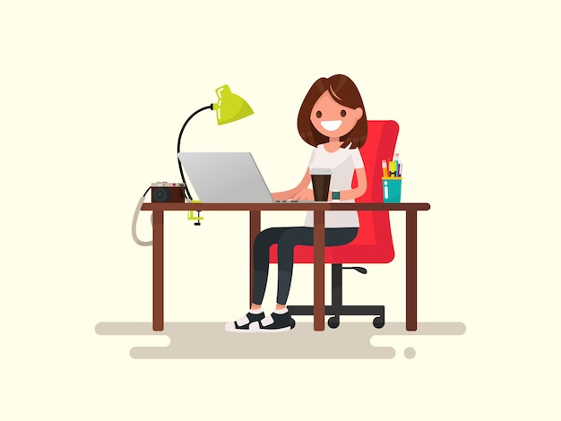 Freelance. A garota o designer ou fotógrafo atrás de uma ilustração na área de trabalho
