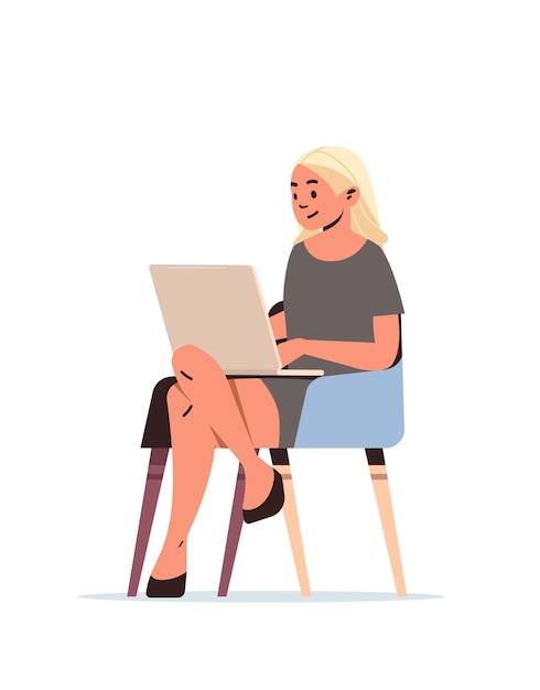 freelancer de empresária sobrecarregada olhando para mulher de negócios de tela de laptop usando ilustração vetorial de comprimento total vertical de notebook