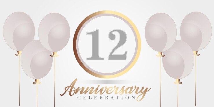 Vetor fundo de comemoração de aniversário de 12 anos. números de cor cinza e dourado e texto com balões.