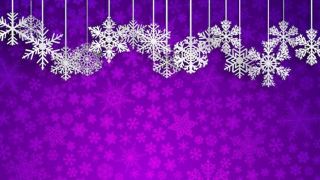 Fundo de natal com flocos de neve pendurados brancos grandes no fundo violeta de flocos de neve pequenos