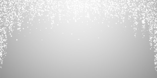 Fundo de natal de neve caindo incrível. flocos de neve voando sutis e estrelas no fundo cinza claro. modelo de sobreposição de floco de neve de prata de inverno real. ilustração do vetor majestoso.
