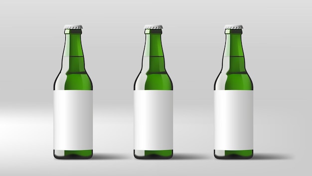 Vetor garrafas de cerveja transparentes realistas com etiqueta branca