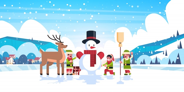 Grupo de elfos verdes fazendo boneco de neve ilustração feliz natal