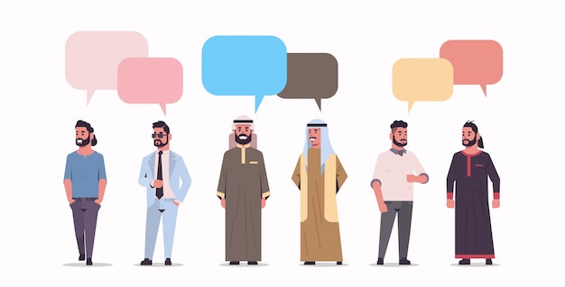 Grupo de empresários grupo de comunicação em pé bolha conceito árabe homens vestindo roupas tradicionais conversação discurso comprimento total fundo branco horizontal