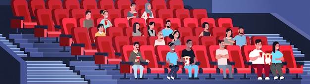 Vetor grupo de pessoas assistindo filme sentado no cinema com pipoca e coca-cola misturam corrida homens mulheres se divertindo rindo de nova comédia apartamento comprimento total horizontal