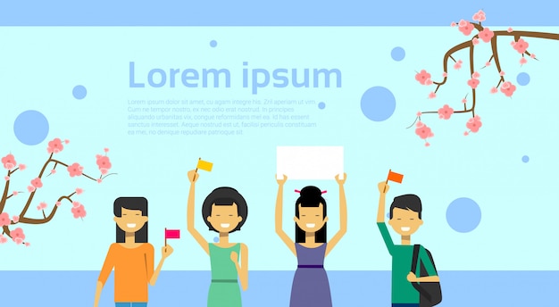 Grupo de povos asiáticos segurando bandeiras e banner vazio sobre fundo de modelo com flor de árvore de Sakura