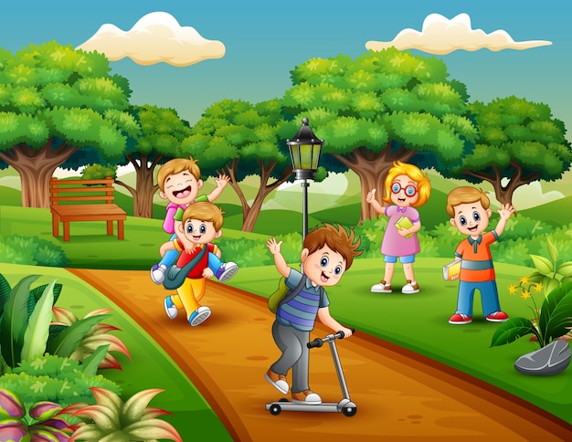 Grupo dos desenhos animados de crianças brincando no parque