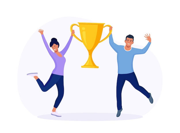 Homem feliz e mulher segurando o cálice de ouro. Vencedores comemorando a vitória. Empresários com Prêmio, Copa Golden Trophy. Pessoas de sucesso ganham prêmio. Sucesso da equipe de negócios de celebração, cumprimento de metas