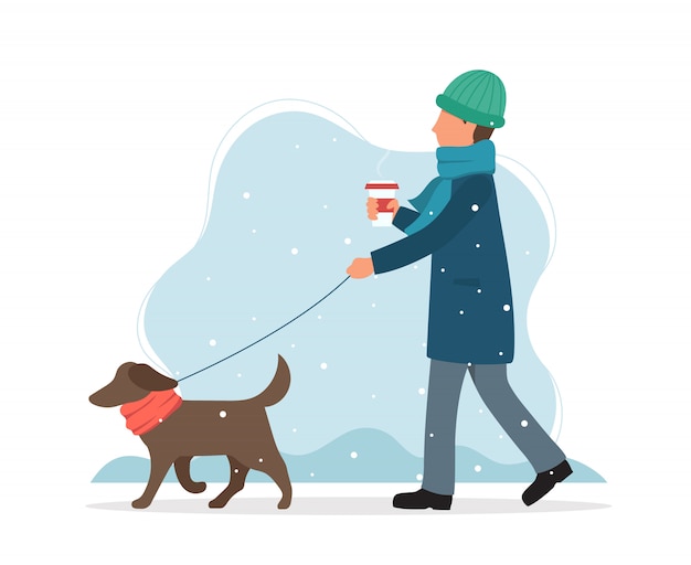 Homem passeando com um cachorro no inverno.