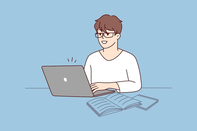 Homem sorridente sentado no trabalho de mesa no laptop