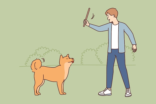 Homem sorridente treinando com cachorro no parque