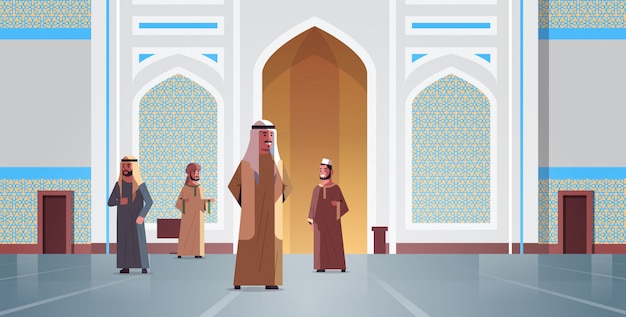 homens árabes que vêm para a mesquita de nabawi edifício conceito de religião muçulmana pessoas árabes em roupas tradicionais ramadan kareem mês sagrado horizontal comprimento total