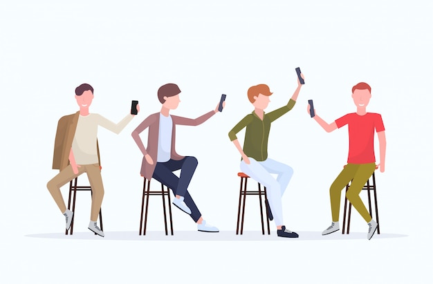 Homens em poses diferentes, tirando foto de selfie no smartphone câmera grupo de personagens de desenhos animados masculinos casuais sentado na cadeira posando fundo branco comprimento total horizontal