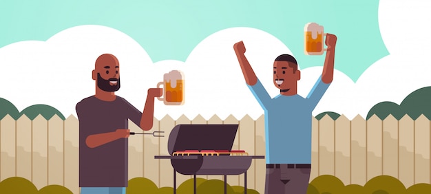 Vetor homens jovens casal preparar carne na grade homens afro-americanos bebendo cerveja amigos se divertindo quintal piquenique churrasco partido conceito plano retrato horizontal