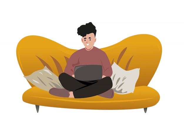 Jovem está sentado com o laptop no sofá em casa. Trabalhando em um computador. Freelance, educação on-line ou conceito de mídia social. ilustração em branco