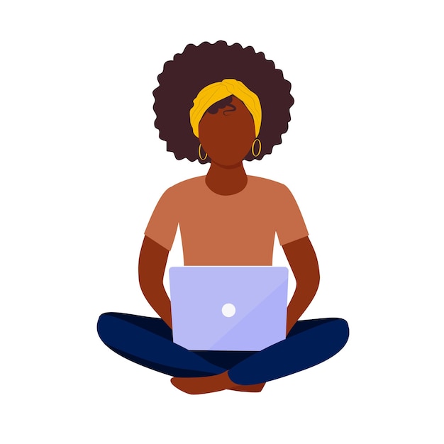 Jovem negra usando computador portátil sentado em pose de lótus com pernas cruzadas isoladas em branco