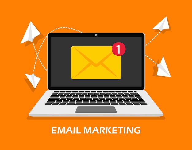 Laptop de marketing por e-mail com conceito de publicidade on-line de envelope