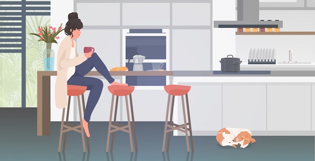 linda mulher bebendo menina café sentado no banquinho no balcão cozinha moderna interior comprimento total